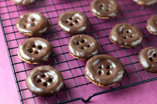 Biscotti a forma di bottone ispirati a Coraline