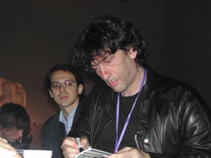 Gaiman firma autografi al Mantova