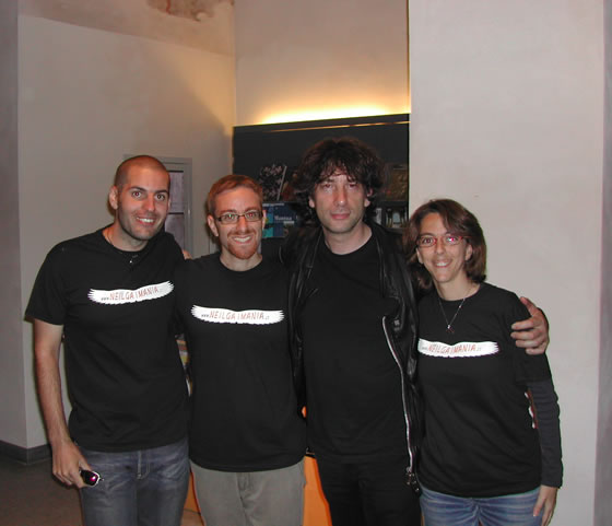 Gaiman posa con lo staff di neilgaimania