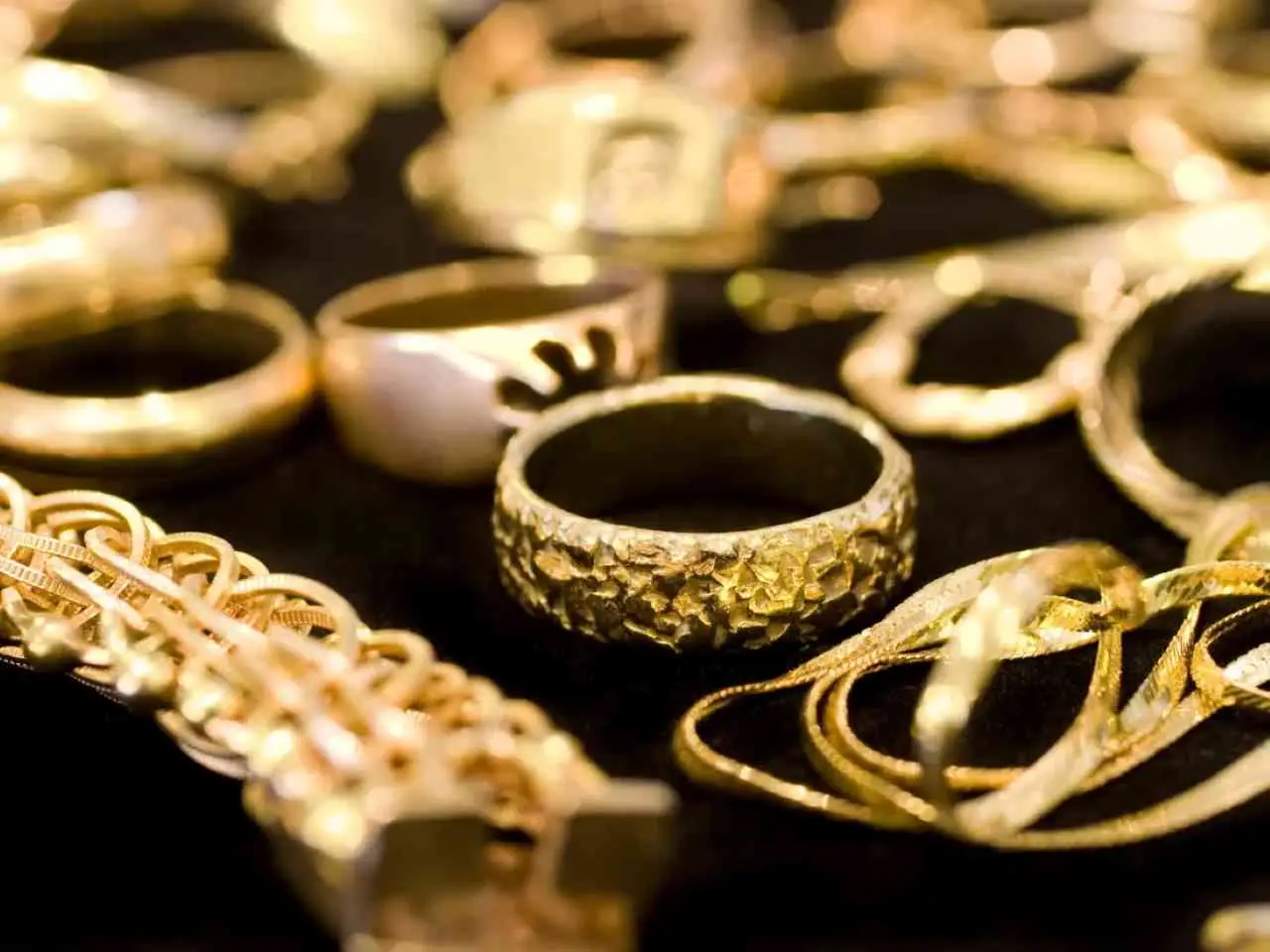 Hai ancora un vecchio anello d’oro? Il valore attuale ti lascerà senza parole